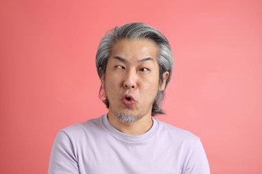 Pembe arka planda rötuşsuz bir Asyalı portresi..