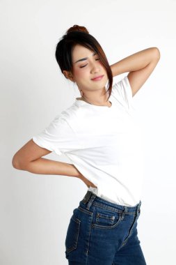 Beyaz arka planda duran Asyalı kadın..
