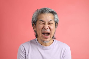 Pembe arka planda rötuşsuz bir Asyalı portresi..