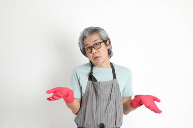 Beyaz arka planda duran kıdemli Asyalı hizmetçi..