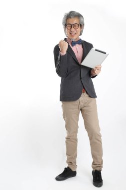 Beyaz arka planda duran kıdemli Asyalı öğretmen..