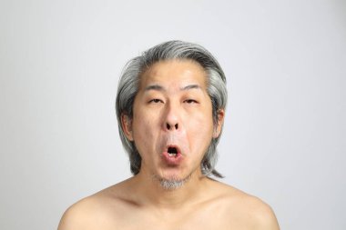 Beyaz arka planda rötuşsuz üst düzey Asyalı portresi..