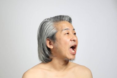 Beyaz arka planda rötuşsuz üst düzey Asyalı portresi..