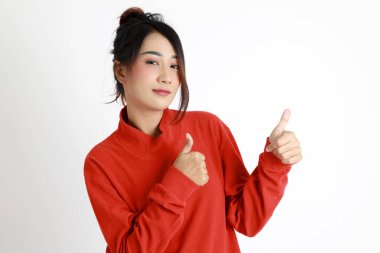 Beyaz arka planda duran Asyalı kadın..