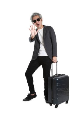 Beyaz arka planda bagajı olan kıdemli Asyalı işadamı..