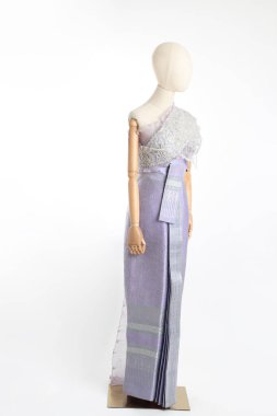 Beyaz arka planda Tayland elbisesi giyen kadın..