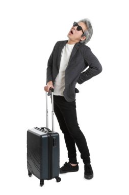 Beyaz arka planda bagajı olan kıdemli Asyalı işadamı..