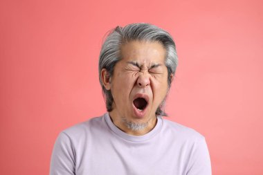 Pembe arka planda rötuşsuz bir Asyalı portresi..