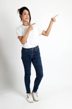Beyaz arka planda duran Asyalı kadın..