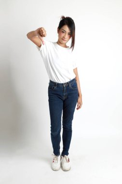 Beyaz arka planda duran Asyalı kadın..