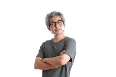 Yanağında alçı olan kıdemli Asyalı adam..