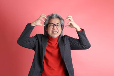 Pembe arka planda duran Asyalı adam..