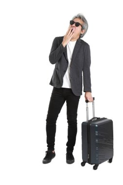 Beyaz arka planda bagajı olan kıdemli Asyalı işadamı..