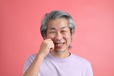 Pembe arka planda rötuşsuz bir Asyalı portresi..