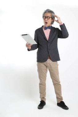 Beyaz arka planda duran kıdemli Asyalı öğretmen..