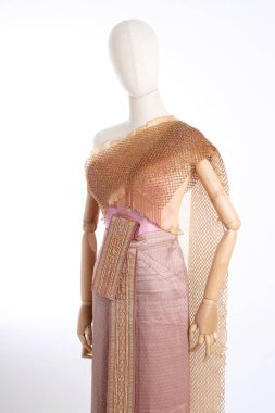 Beyaz arka planda Tayland elbisesi giyen kadın..