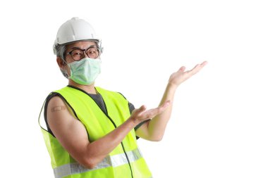 Omzunda alçı gösteren Asian işçiliği..