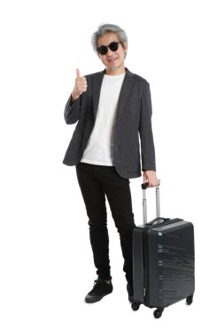 Beyaz arka planda bagajı olan kıdemli Asyalı işadamı..