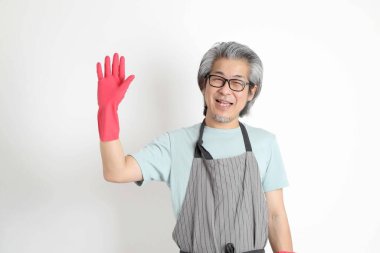 Beyaz arka planda duran kıdemli Asyalı hizmetçi..