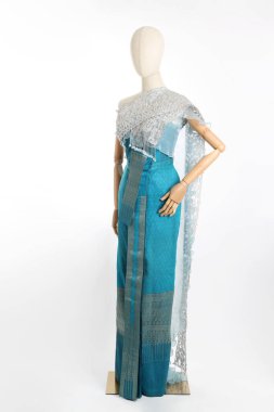 Beyaz arka planda Tayland elbisesi giyen kadın..