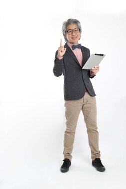 Beyaz arka planda duran kıdemli Asyalı öğretmen..