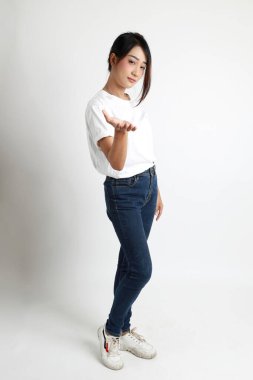 Beyaz arka planda duran Asyalı kadın..