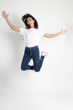Beyaz arka planda duran Asyalı kadın..