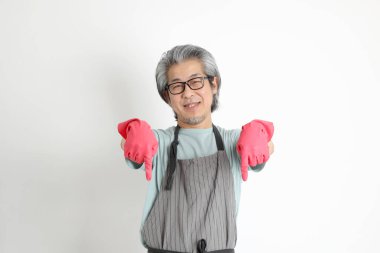 Beyaz arka planda duran kıdemli Asyalı hizmetçi..