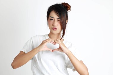 Beyaz arka planda duran Asyalı kadın..