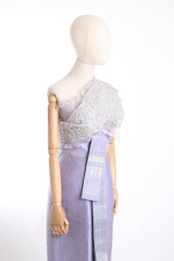 Beyaz arka planda Tayland elbisesi giyen kadın..