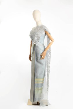 Beyaz arka planda Tayland elbisesi giyen kadın..