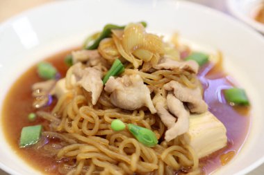 Japon sukiyaki tabakta servis edildi..