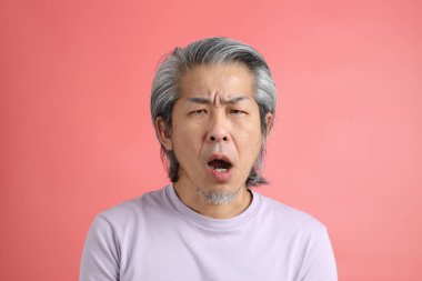 Pembe arka planda rötuşsuz bir Asyalı portresi..