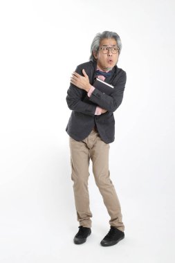 Beyaz arka planda duran kıdemli Asyalı öğretmen..