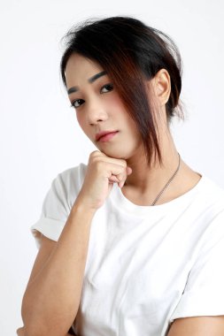 Beyaz arka planda duran Asyalı kadın..