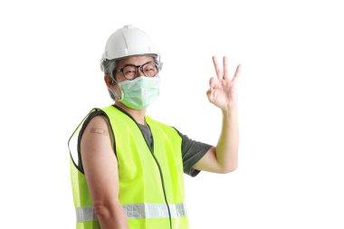 Omzunda alçı gösteren Asian işçiliği..