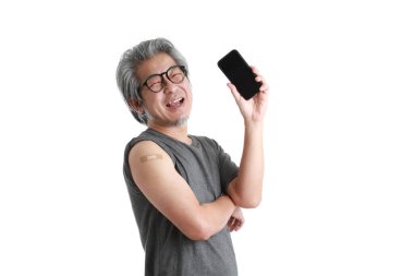 Omzunda alçı olan kıdemli Asyalı adam..