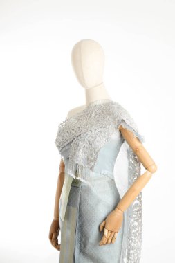 Beyaz arka planda Tayland elbisesi giyen kadın..