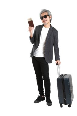 Beyaz arka planda bagajı olan kıdemli Asyalı işadamı..