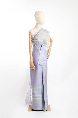 Beyaz arka planda Tayland elbisesi giyen kadın..