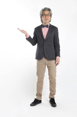 Beyaz arka planda duran kıdemli Asyalı öğretmen..