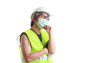 Omzunda alçı gösteren Asian işçiliği..