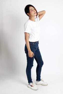 Beyaz arka planda duran Asyalı kadın..