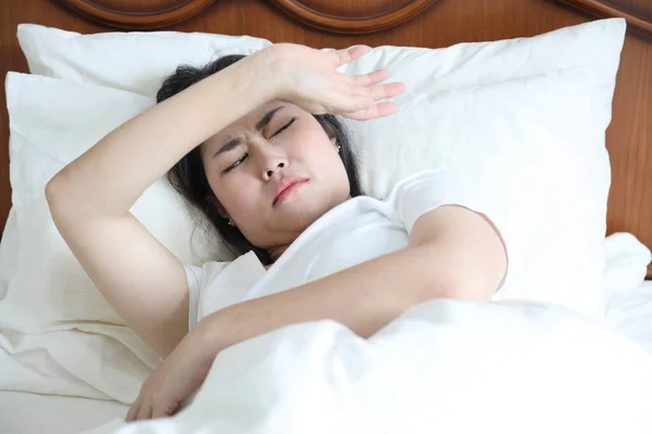亚洲女人躺在床上休息 — 图库照片