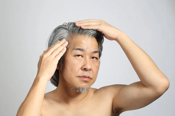 Idősebb Ázsiai Férfi Portré Retusált Bőr Nélkül Fehér Háttérben — Stock Fotó