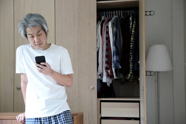 Homem Asiático Usando Telefone Inteligente Quarto — Fotografia de Stock