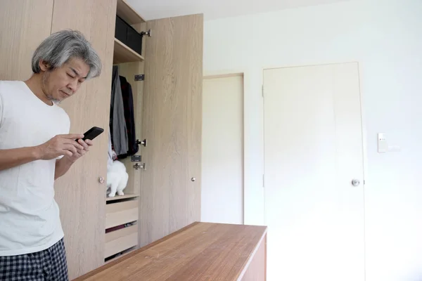 Hombre Asiático Usando Teléfono Inteligente Habitación — Foto de Stock