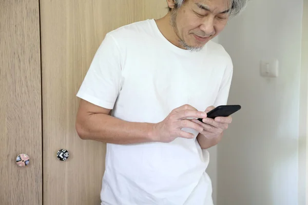 Uomo Asiatico Anziano Che Usa Smart Phone Nella Camera Letto — Foto Stock