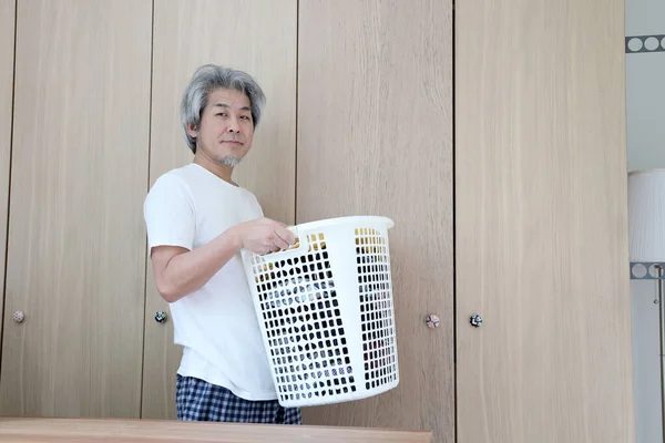 Den Asiatiska Mannen Bär Korg Med Kläder För Att Tvätta — Stockfoto