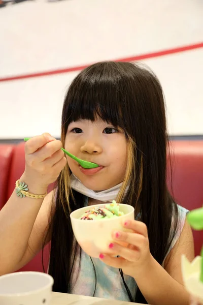 Das Asiatische Kind Isst Eis — Stockfoto